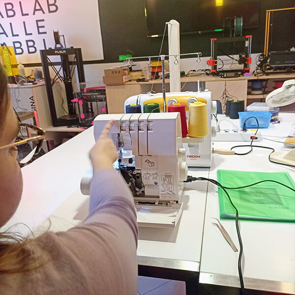 taglia cuci singer S010L al FabLab